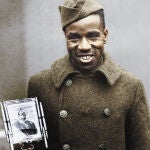 Fred "Demonio" McIntyre, de los Infernales de Harlem, con su trofeo de guerra: una foto del káiser enmarcada en balas