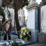 La hermana de Gregorio Ordóñez y presidenta de Covite, Consuelo Ordoñez, y su viuda, Ana Iribar, en el cementerio de Polloe de San Sebastián en un responso en recuerdo del expresidente del PP de Guipúzcoa asesinado por ETA el 23 de enero de 1995.