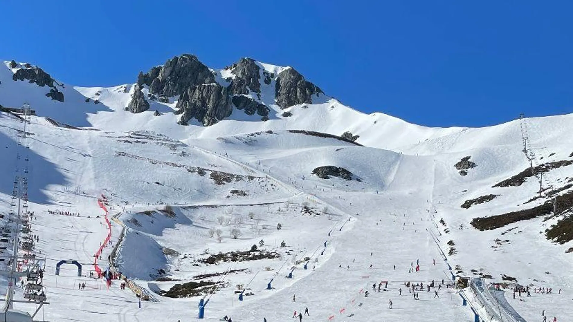 Las estaciones de esquí de León registran 8.250 usuarios el fin de semana