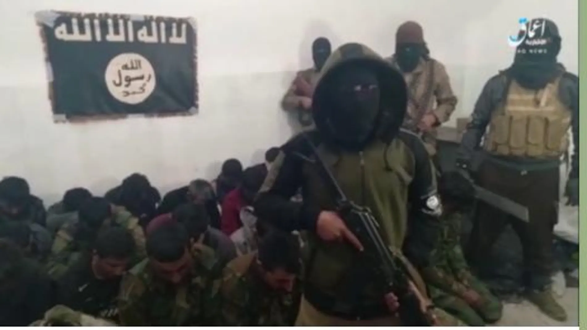 aptura de un vídeo difundido por Estado Islámico en el qwue se ve a soldados hechos prisioneros durante el ataque a la prisión
