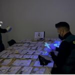 Agentes del SEPRONA de la Guardia Civil examinan algunas de las piezas recuperadas