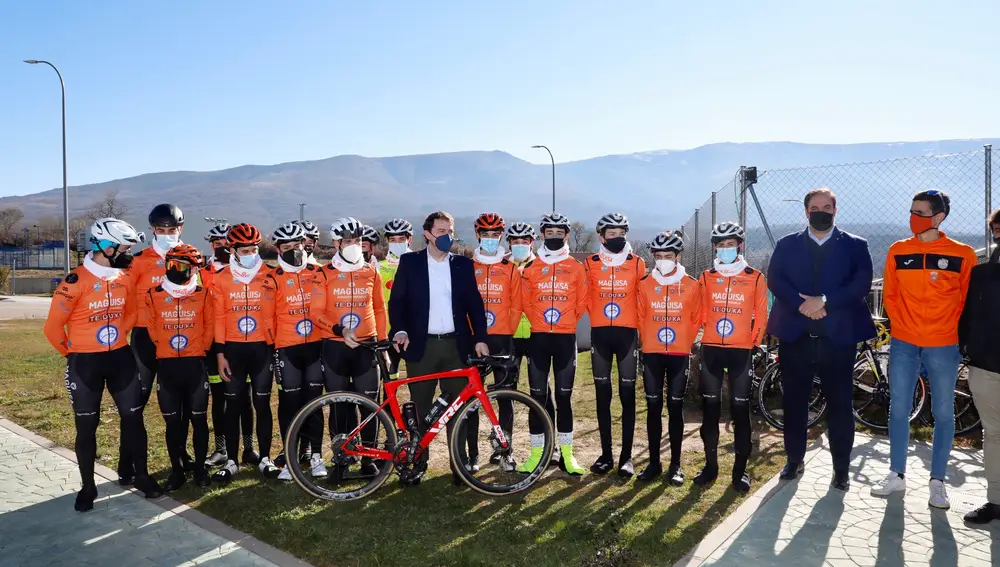 El presidente Alfonso Fernández Mañueco junto al equipo ciclista de Béjar