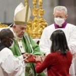 El pasado domingo el Papa Francisco instauró, por primera vez, a mujeres en los ministerios laicales de lector y acólito; y de catequista