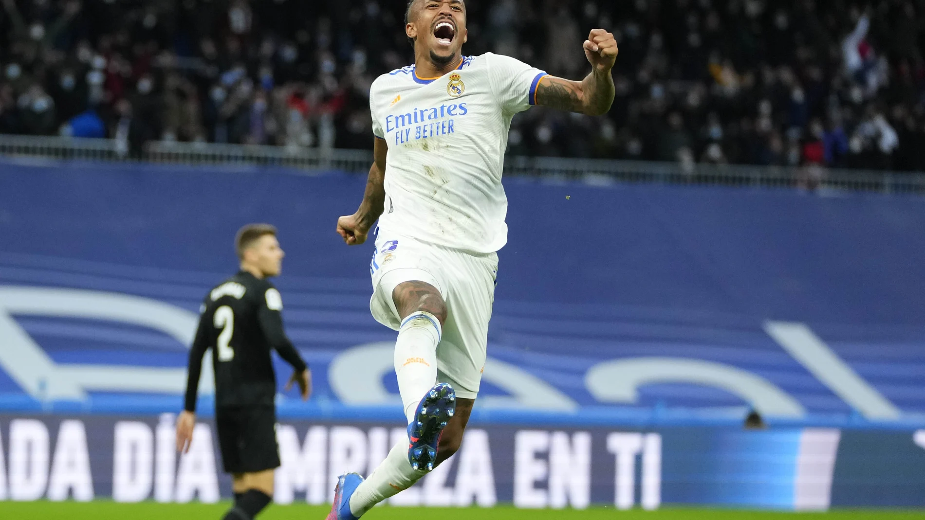 Eder Militao celebra el gol que consiguió para evitar la derrota del Real Madrid ante el Elche