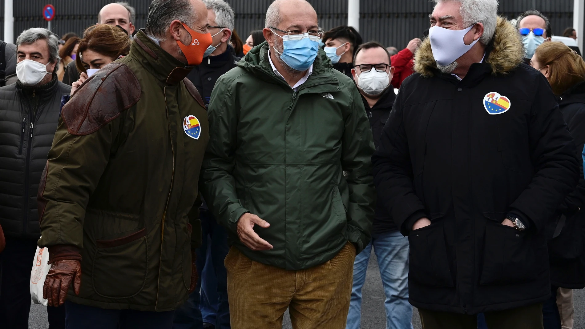 El candidato de Cs a la presidencia de la Junta de Castilla y León, Francisco Igea (c), participa en una manifestación de protesta por la situación que sufre el mundo rural y sus actividades, especialmente las labores desarrolladas por el sector primario, junto a Luis Fuentes y Juan Ignacio Delgado, entre otros