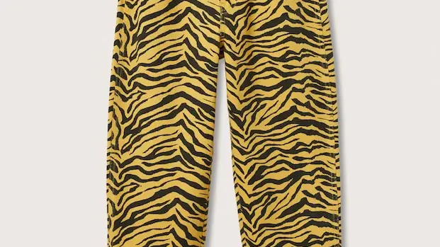 Jeans mom animal print en color mostaza, de Mango