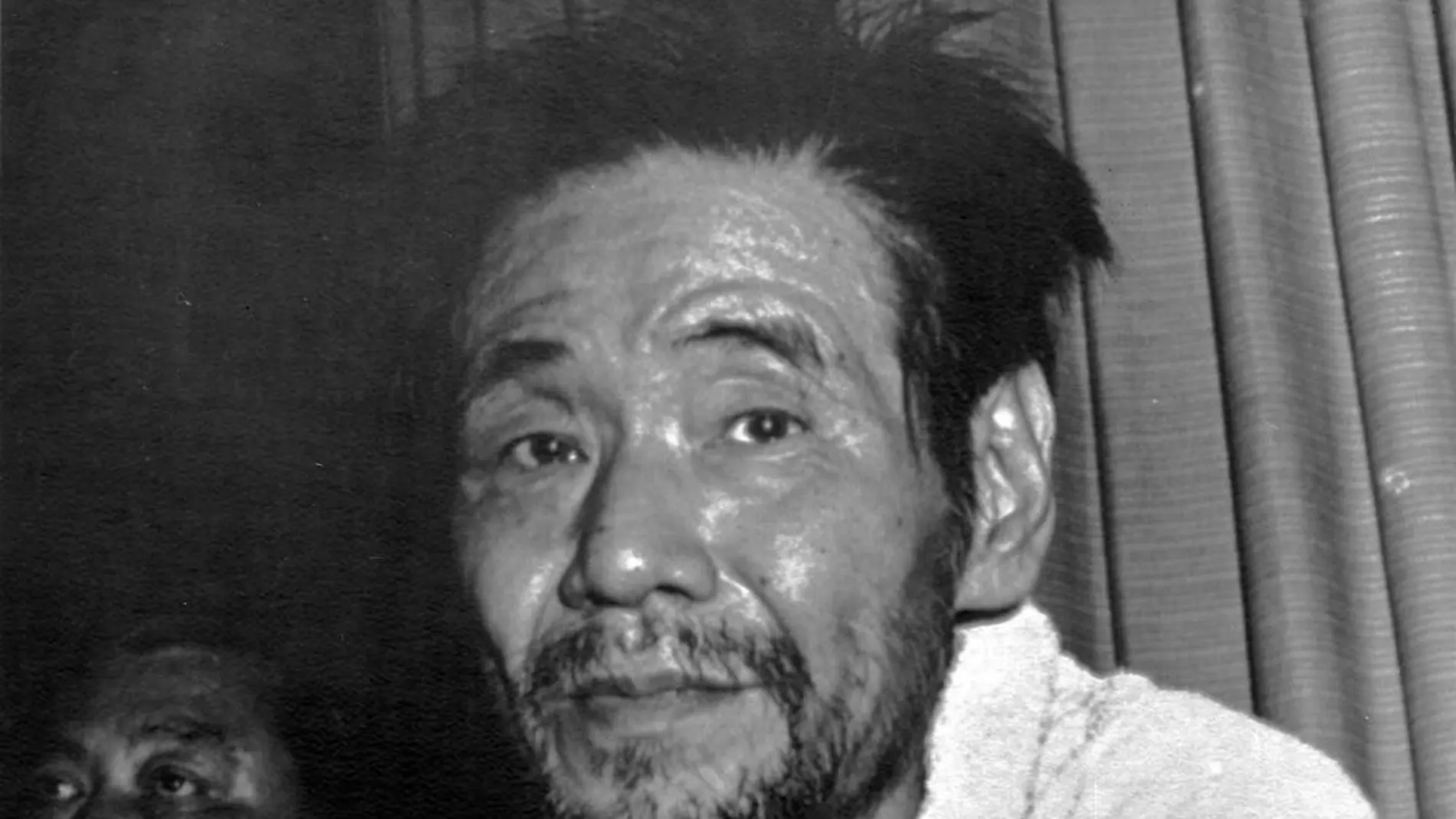 Imagen del sargento Shoichi Yokoi en su vuelta a Japón, tras treinta años escondido en la selva de la isla de Guam