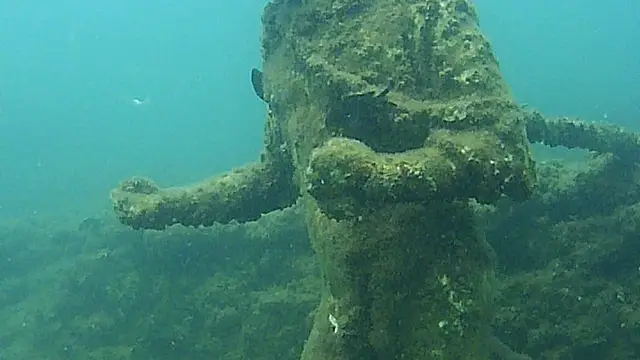 Estatua encontrada en los restos sumergidos de la ciudad romana de Baia