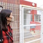 La síndica de Cs, Ruth Merino, ante el colegio Santo Ángel de la Guarda