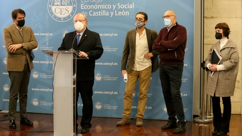 Jornada sobre 'El futuro de la movilidad, el transporte y sus infraestructuras en Castilla y León' de CCOO. Participan, de izquierda a derecha, Juan Carlos Suárez-Quiñones, del Partido Popular; el presidente del Consejo Económico y Social de Castilla y León, Enrique Cabero; el secretario general de CCOO Castilla y León, Vicente Andrés; Carlos Julio López Inclán, de CCOO; y María Sánchez, de Unidas Podemos