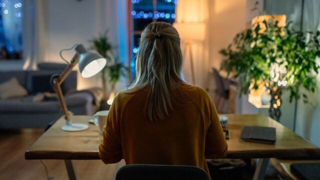 Imagen de una persona teletrabajando