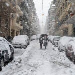 La gente camina por una calle durante una fuerte nevada en Atenas, Grecia