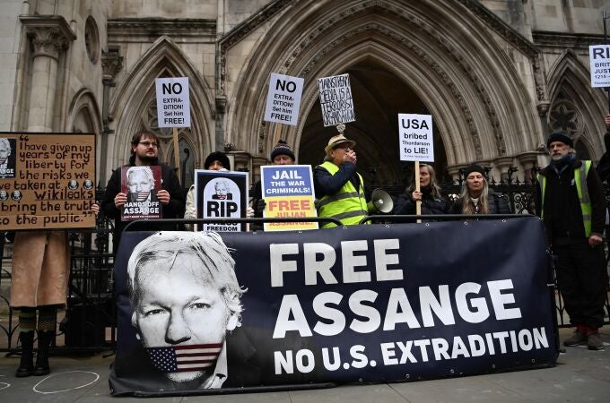 Seguidores de Julian Assange protestas contra su posible extradición a EEUU