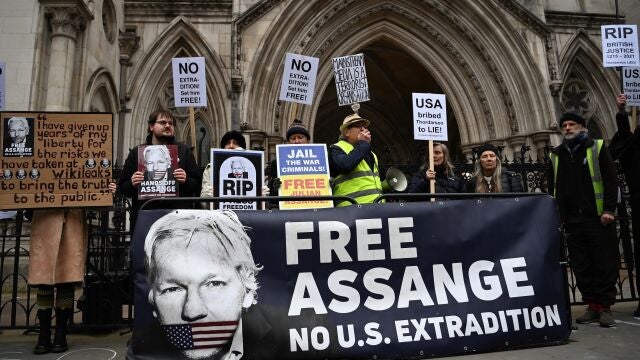 Seguidores de Julian Assange protestas contra su posible extradición a EEUU
