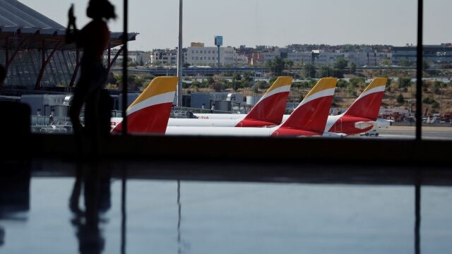 MADRID, 05/08/2021.- En la imagen, aviones de Iberia en el aeropuerto de Madrid-Barajas. EFE/Emilio Naranjo