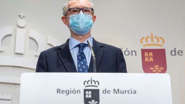El consejero de salud de Murcia Juan José Pedreño, durante un momento de la rueda de prensa que ha ofrecido este lunes en el Palacio de San Esteban, sede del gobierno regional