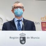 El consejero de salud de Murcia Juan José Pedreño, durante un momento de la rueda de prensa que ha ofrecido este lunes en el Palacio de San Esteban, sede del gobierno regional