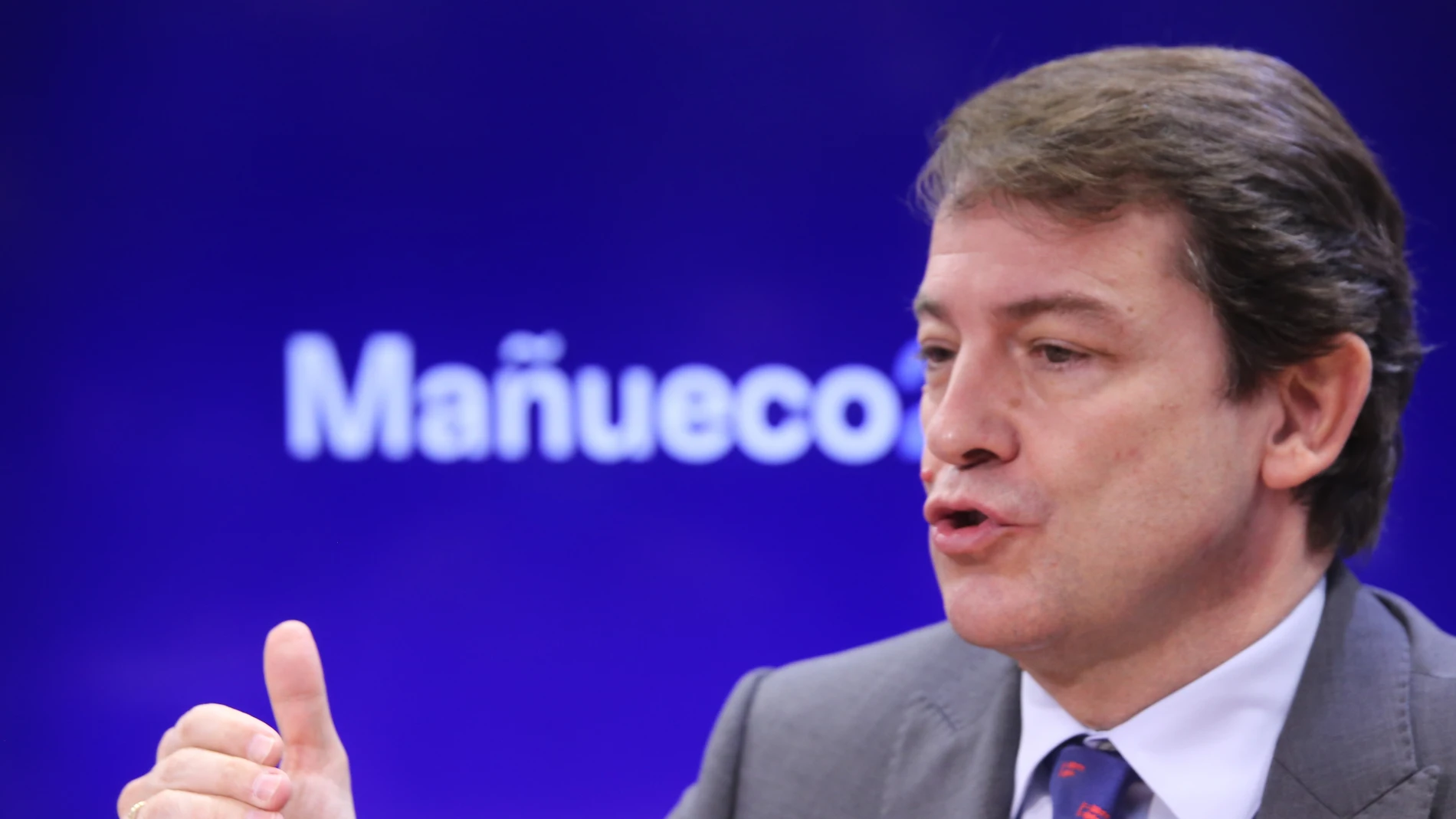El candidato del PPCyL a la Presidencia de la Junta, Alfonso Fernández Mañueco, atiende a los medios tras los encuentros con patronal, sindicatos y médicos
