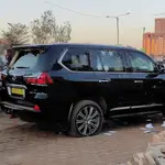El coche del presidente de Burkina Faso después de ser atacado