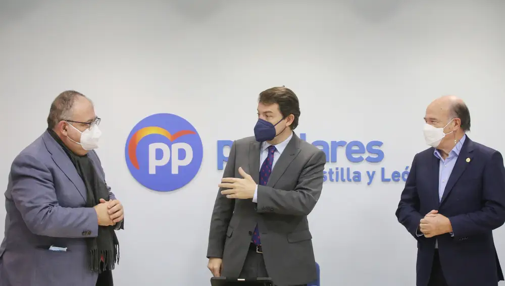 El candidato del PPCyL a la Presidencia de la Junta, Alfonso Fernández Mañueco se reúne con con el presidente del Colegio de Médicos de Castilla y León, José Luis Díaz Villarig, en el que participó Alejandro Vázquez