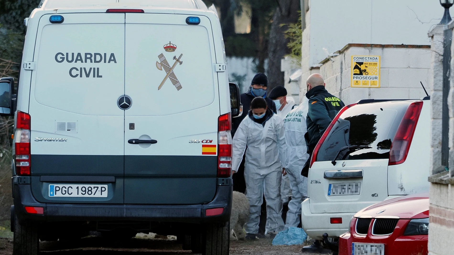 GRAF5219. TRASPINEDO (VALLADOLID), 24/01/2022.- El detenido es conducido en un furgón de la Guardia Civil al chalet de Traspinedo (Valladolid), clave en la investigación de la desaparición de la joven Esther López, para una reconstrucción de los hechos, este lunes. El Equipo Central de Inspecciones Oculares de la Guardia Civil realiza la labor que podrá prolongar "varios días más" la búsqueda de indicios que puedan demostrar la participación del detenido en la desaparición de la mujer, de 35 años, tras once días de búsqueda. EFE/R. García