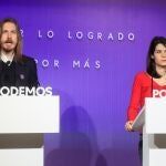 Los portavoces de Podemos, Isa Serra y Pablo Fernández, ofrecen este lunes una rueda de prensa en Madrid. EFE/ Fernando Alvarado
