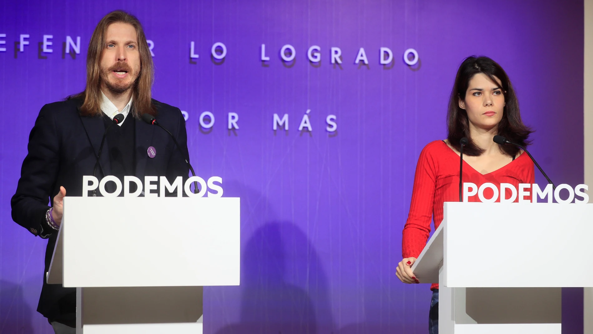Los portavoces de Podemos, Isa Serra y Pablo Fernández, ofrecen este lunes una rueda de prensa en Madrid. EFE/ Fernando Alvarado
