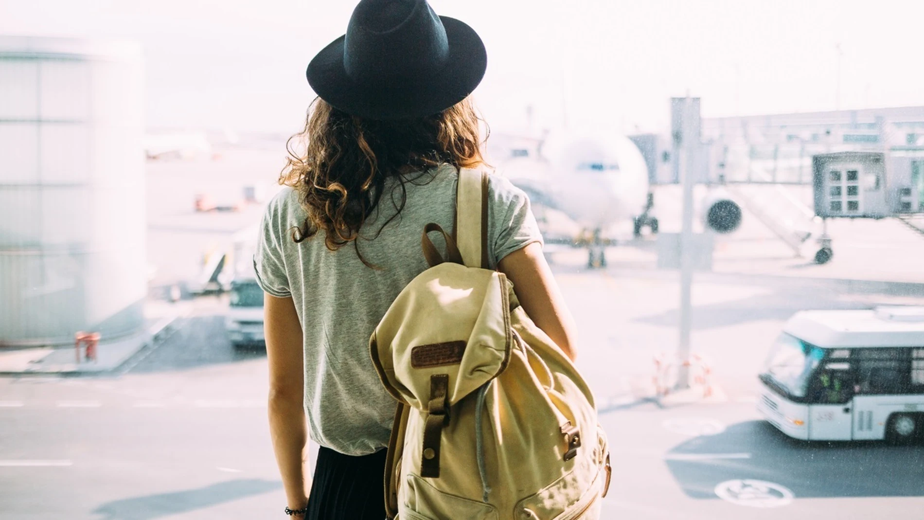 Imagen de viajera con mochila | Fuente: KAYAK