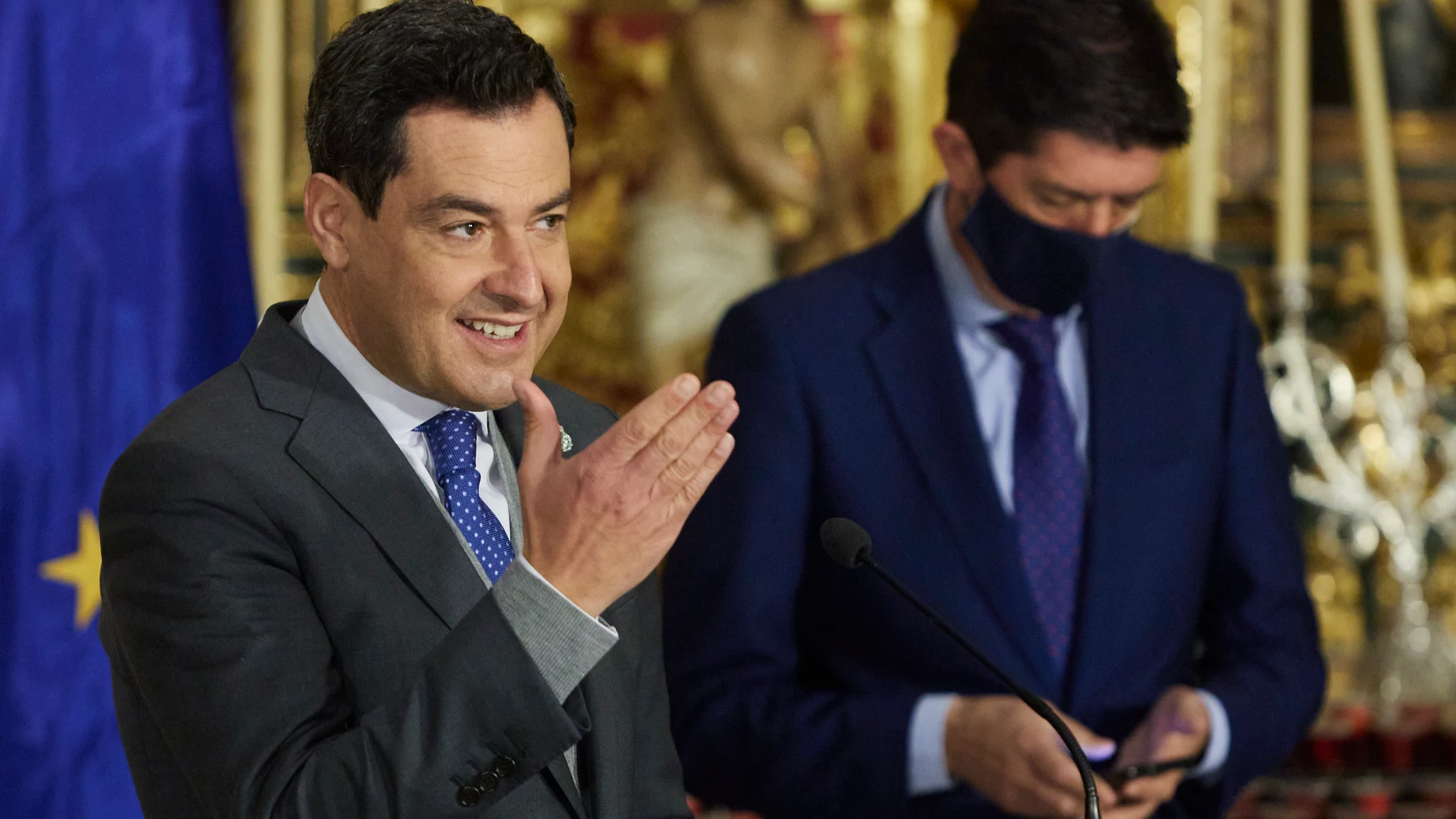 El presidente de la Junta, Juanma Moreno, en rueda de prensa tras el Consejo de Gobierno en el Oratorio de San Felipe, junto a Juan Marín. Joaquín Corchero / Europa Press