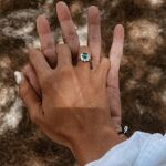 Imagen de Teresa Andrés con su anillo de compromiso.