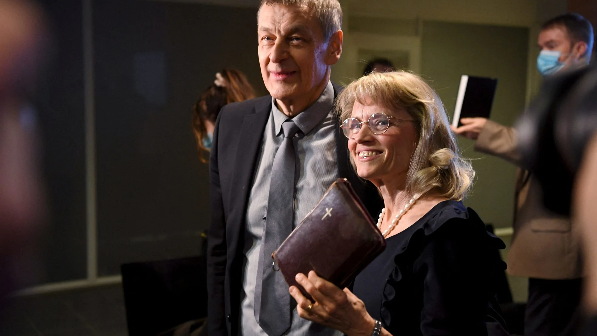 Paivi Rasanen llega al tribunal de Helsinki con una Biblia en la mano