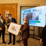 El alcalde de Salamanca, Carlos García Carbayo, y el delegado territorial de la ONCE en Castilla y León, Ismael Pérez Blanco, presentan el cupón de gentilicios dedicado a Salamanca