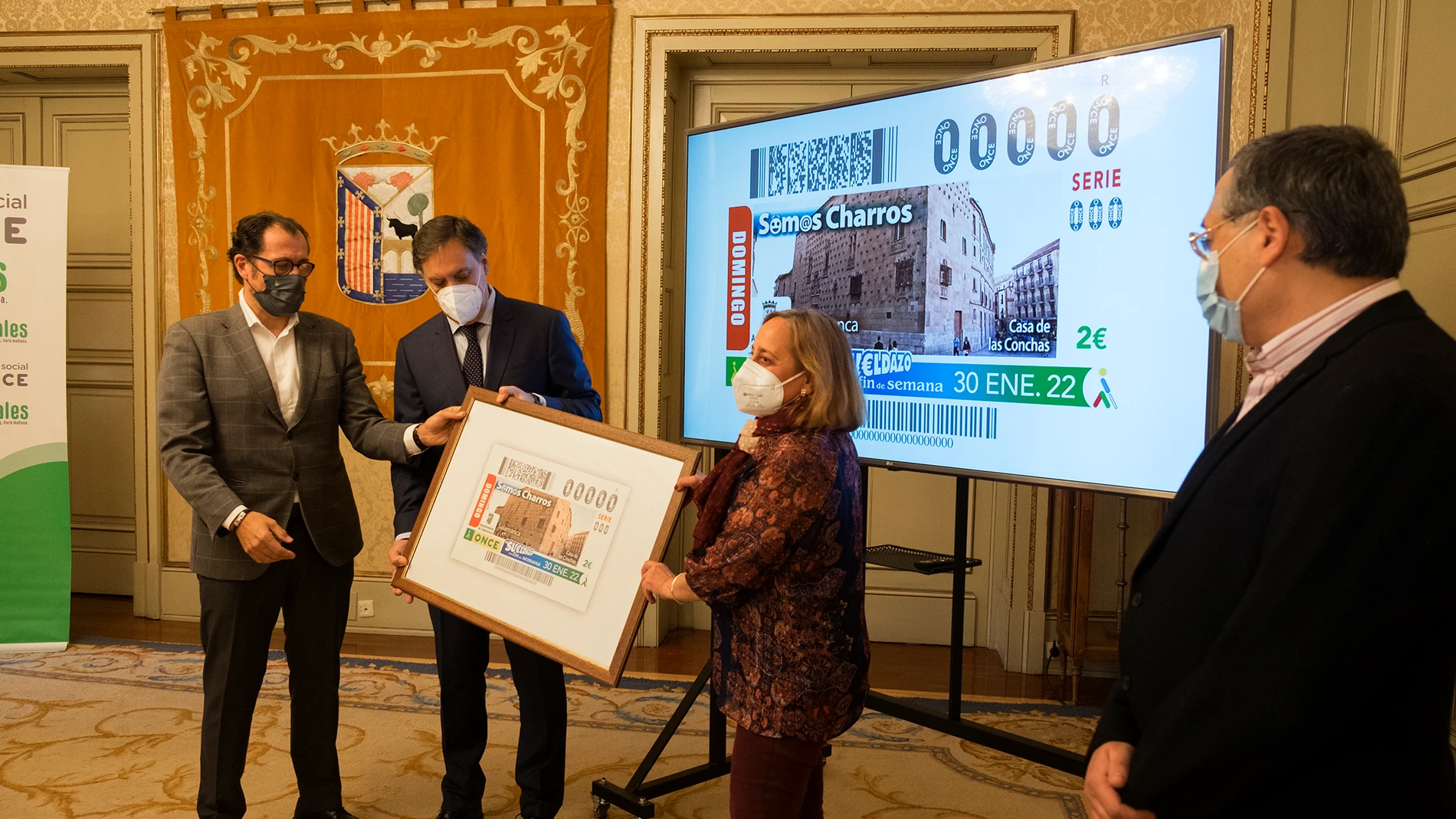 El alcalde de Salamanca, Carlos García Carbayo, y el delegado territorial de la ONCE en Castilla y León, Ismael Pérez Blanco, presentan el cupón de gentilicios dedicado a Salamanca