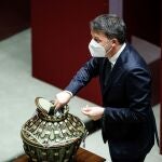 El ex «premier» Matteo Renzi deposita su voto en la primera votación para elegir al nuevo presidente italiano en el Palacio de Montecitorio