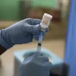Un sanitario prepara una vacuna de Moderna contra la Covid-19