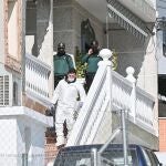 GRAFAND5310. FUENTES DE CESNA (GRANADA), 25/01/2022.- Agentes de la Guardia Civil salen de una vivienda en Fuentes de Cesna, pedanía de Algarinejo (Granada), donde ha sido hallado hoy martes el cadáver de una mujer de 50 años con heridas de arma blanca en una panadería donde también se ha hallado el cuerpo de su marido con un disparo en la cabeza, un suceso que la Guardia Civil investiga como un posible caso de violencia machista. EFE/Miguel Ángel Molina