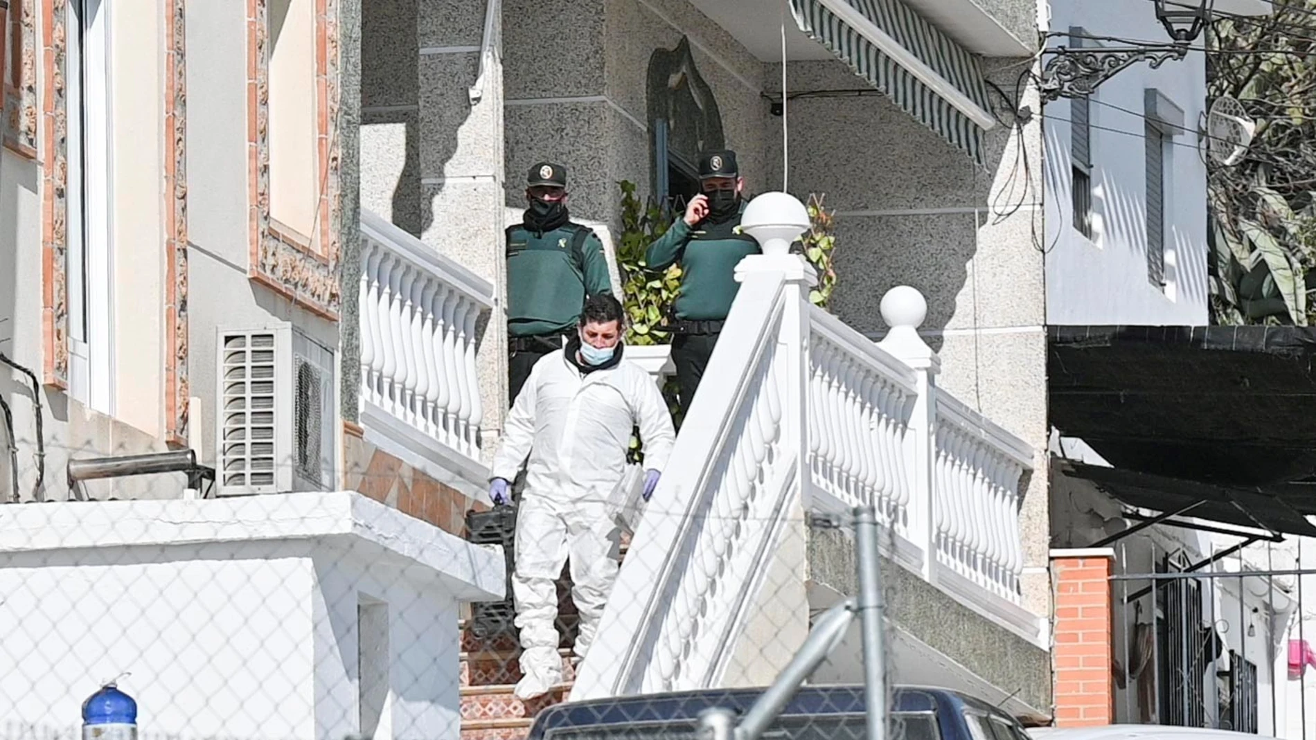 GRAFAND5310. FUENTES DE CESNA (GRANADA), 25/01/2022.- Agentes de la Guardia Civil salen de una vivienda en Fuentes de Cesna, pedanía de Algarinejo (Granada), donde ha sido hallado hoy martes el cadáver de una mujer de 50 años con heridas de arma blanca en una panadería donde también se ha hallado el cuerpo de su marido con un disparo en la cabeza, un suceso que la Guardia Civil investiga como un posible caso de violencia machista. EFE/Miguel Ángel Molina