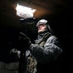 Un soldado de las Fuerzas Armadas ucranianas en las posiciones de combate cerca de la línea de separación de los rebeldes respaldados por Rusia a las afueras de la ciudad de Avdiivka, en la región de Donetsk, Ucrania