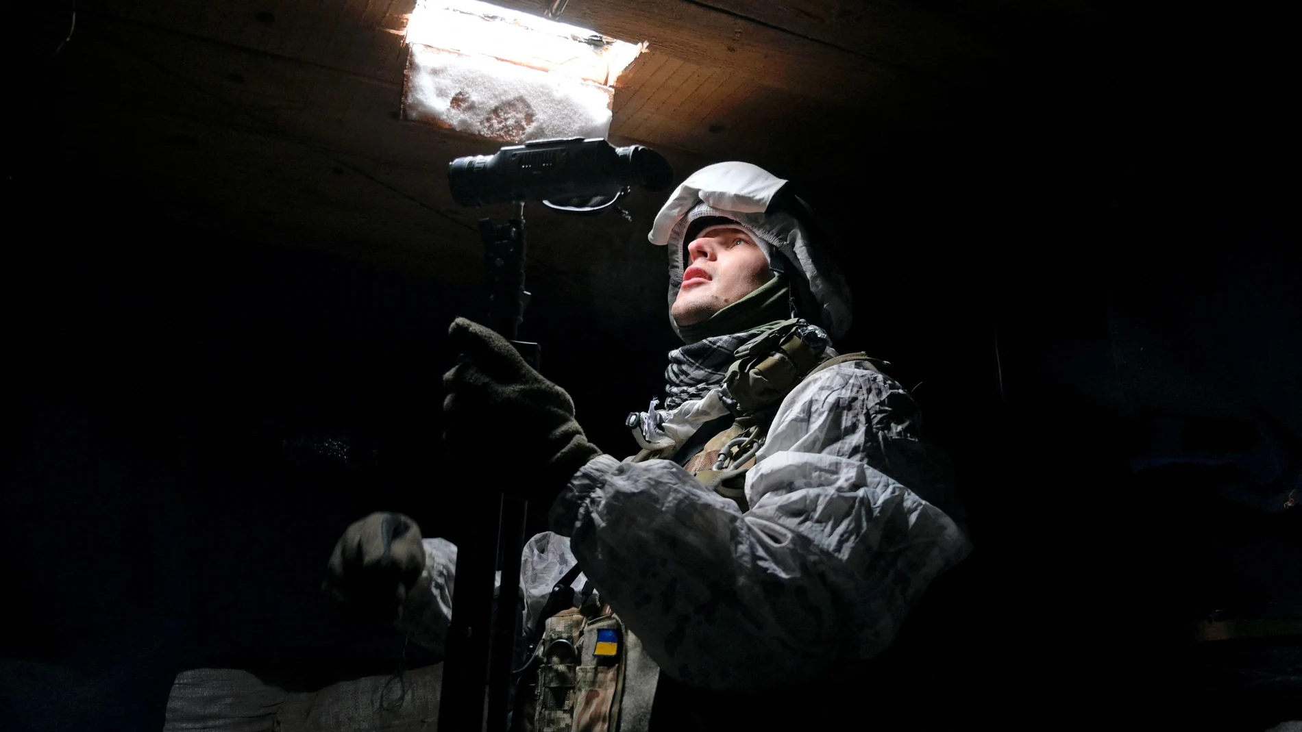 Un soldado de las Fuerzas Armadas ucranianas en las posiciones de combate cerca de la línea de separación de los rebeldes respaldados por Rusia a las afueras de la ciudad de Avdiivka, en la región de Donetsk, Ucrania