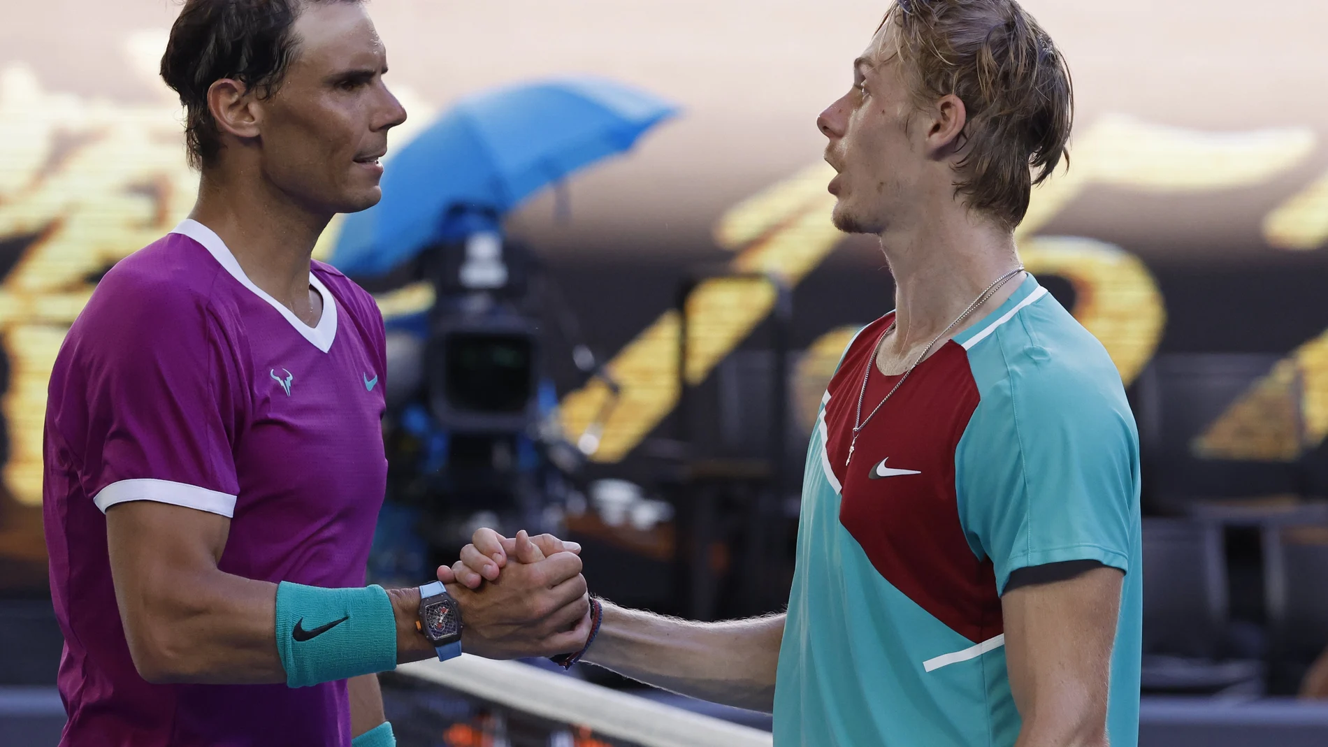 Rafa Nadal y Denis Shapovalov se saludan al terminar el partido en el Open de Australia.