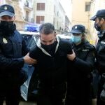 El autor confeso del asesinato de la joven de 19 años Wafaa Sebbah, David S. alias "El Tuvi", a su llegada a los juzgados de Xátiva (Valencia)
