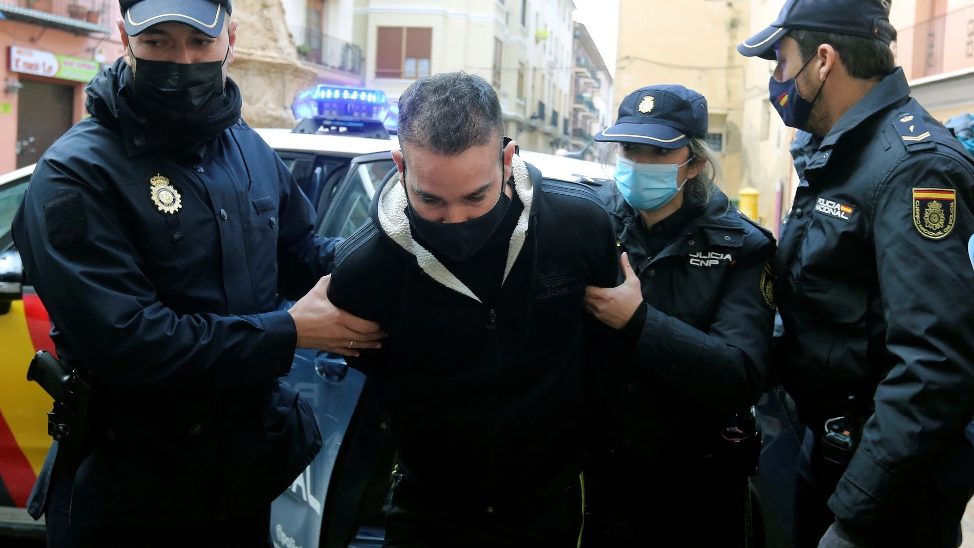 El autor confeso del asesinato de la joven de 19 años Wafaa Sebbah, David S. alias "El Tuvi", a su llegada a los juzgados de Xátiva (Valencia)