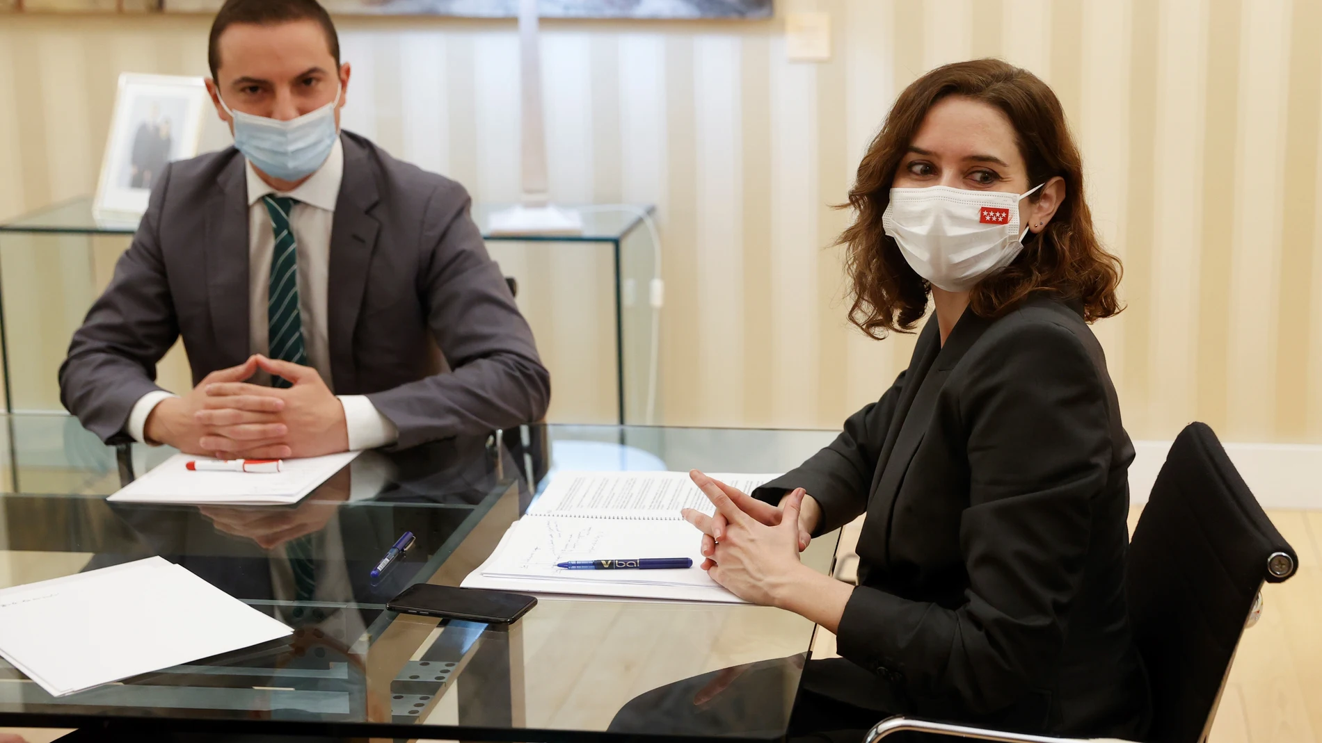 La presidenta de la Comunidad de Madrid, Isabel Díaz Ayuso durante su reunión con la portavoz del Grupo Parlamentario del PSOE, Juan Lobato este martes en la Real Casa de Correos.