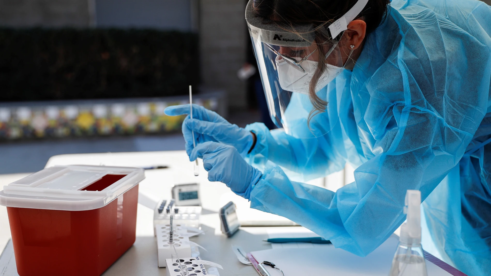 Un trabajador de la salud recolecta muestras en un sitio de prueba de Covid-19 ubicado en Guirado Park en Whittier, California