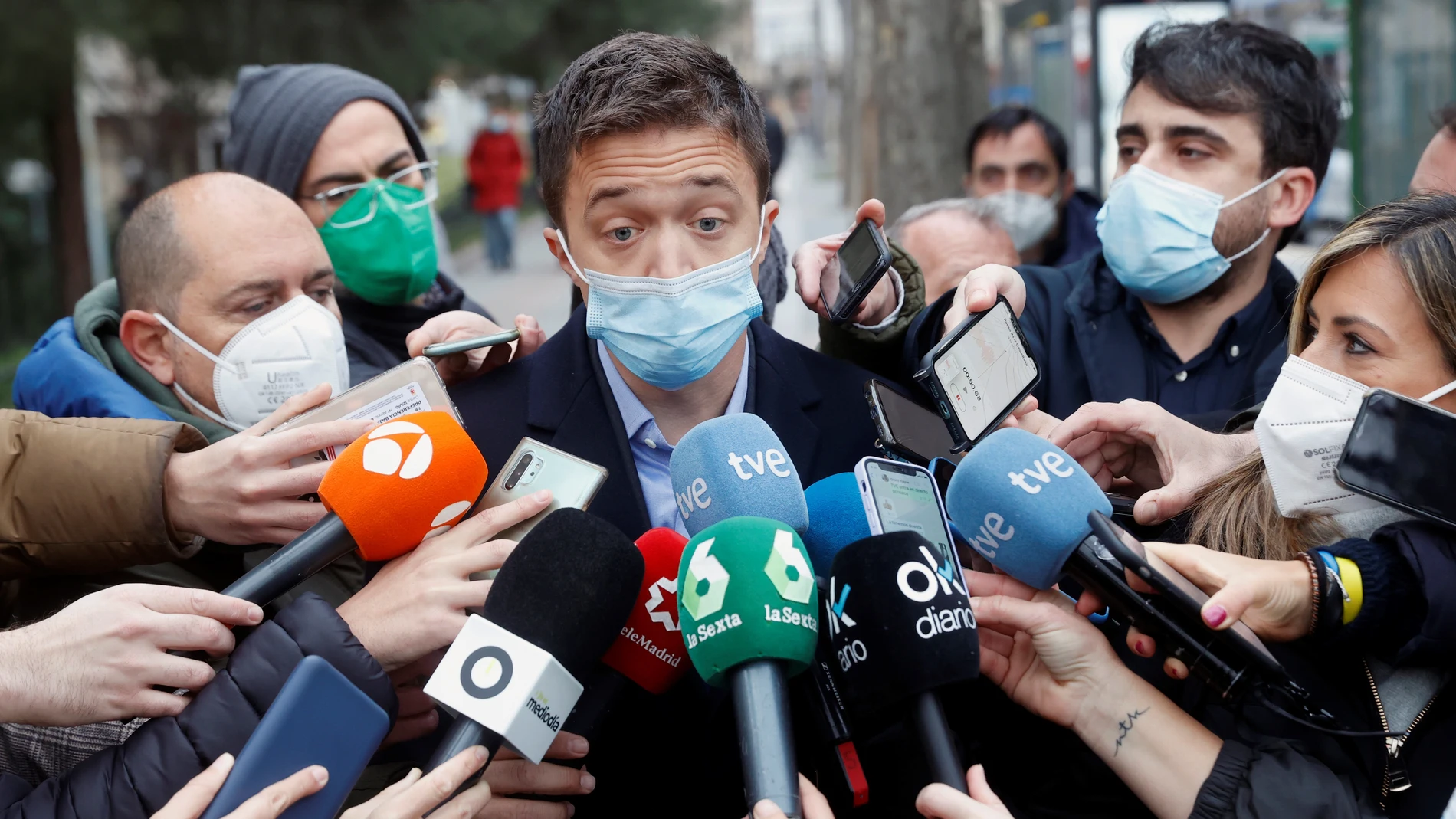 El diputado de Más País Íñigo Errejón atiende a la prensa a su llegada a los juzgados de Plaza de Castilla de Madrid