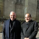 El deán presidente y el canónigo portavoz del Cabildo, Manuel Pérez Moya y José Juan Jiménez Güeto, respectivamente, ante la Mezquita Catedral. EUROPA PRESS