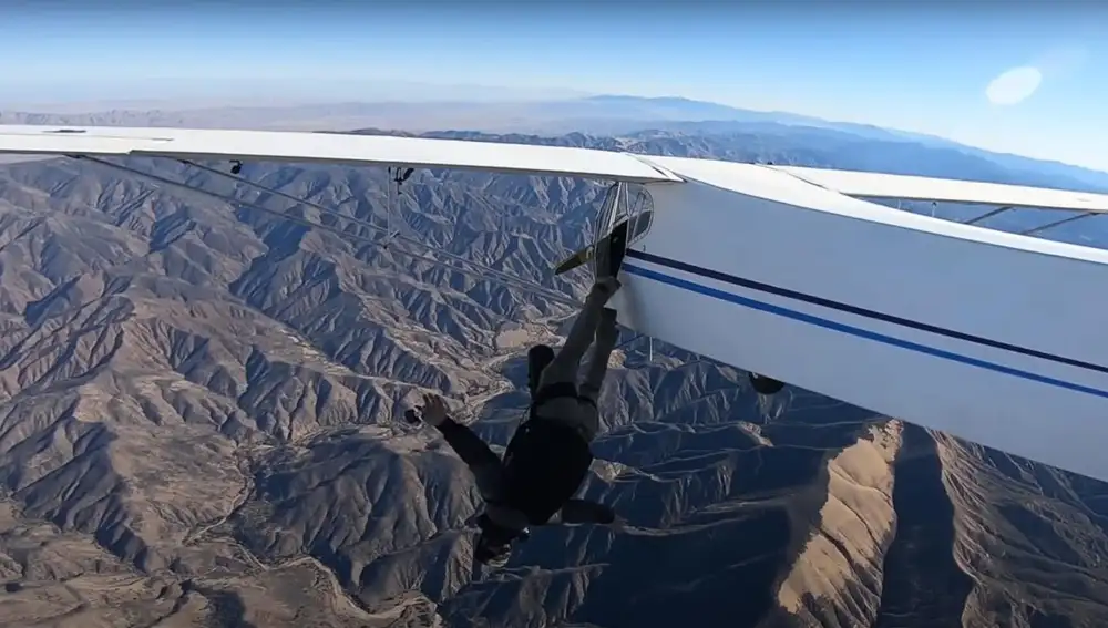 Momento en el que Jacob salta del avión captado desde la cámara en la cola del Taylorcraft BL64.