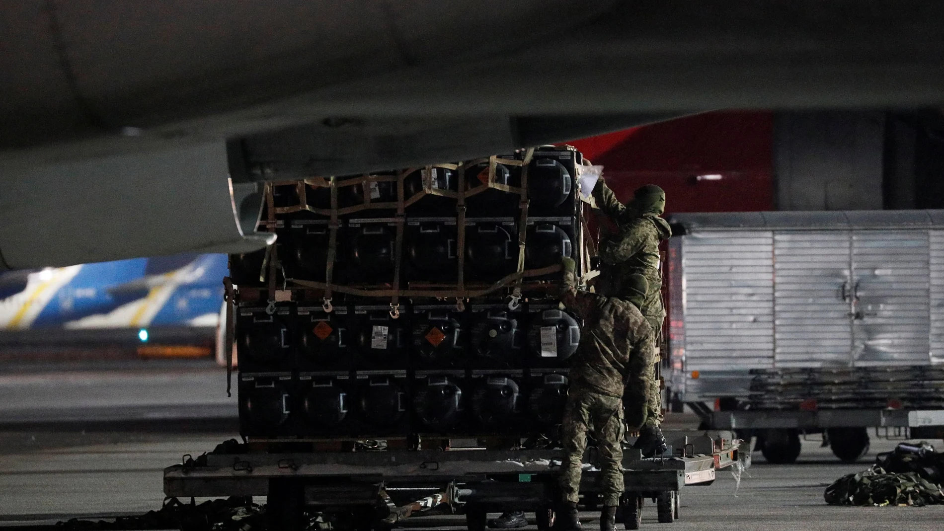 Militares ucranianos descargan un cargamento de ayuda militar de los Estados Unidos de América en el Aeropuerto Internacional de Boryspil.