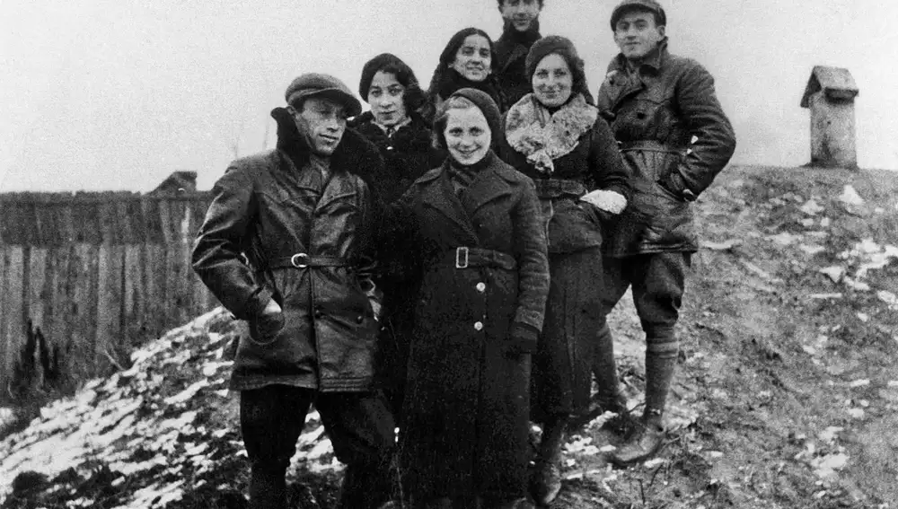 La camarada de Libertad Frumka Plotnicka (segunda por la derecha) en Bialystok (1938)