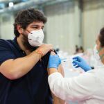 El presidente murciano, Fernando López Miras, recibe la tercera dosis de la vacuna contra la covid